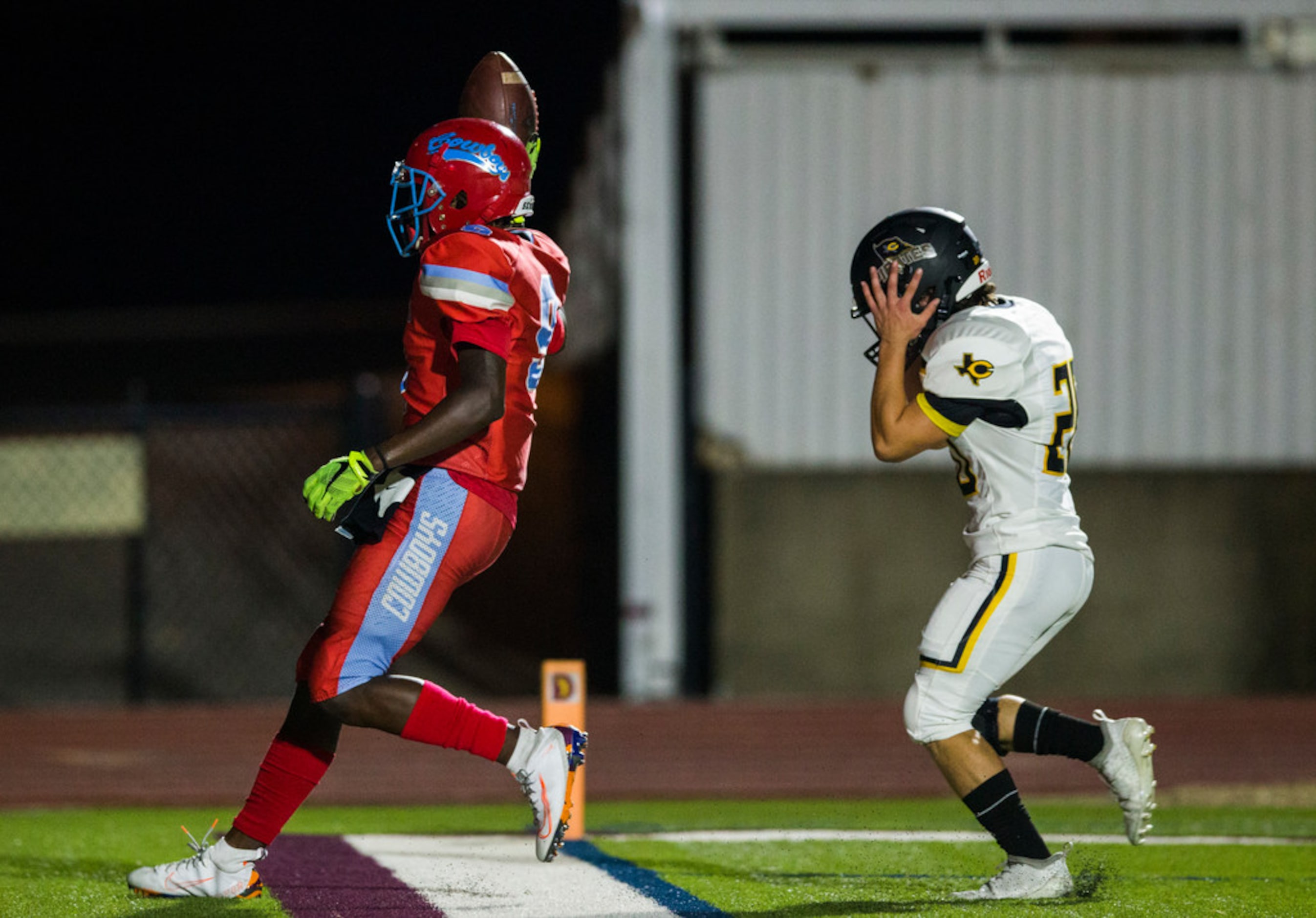 Carter wide receiver Jessie Sykes (9) celebrates after catching a pass in the end zone for a...