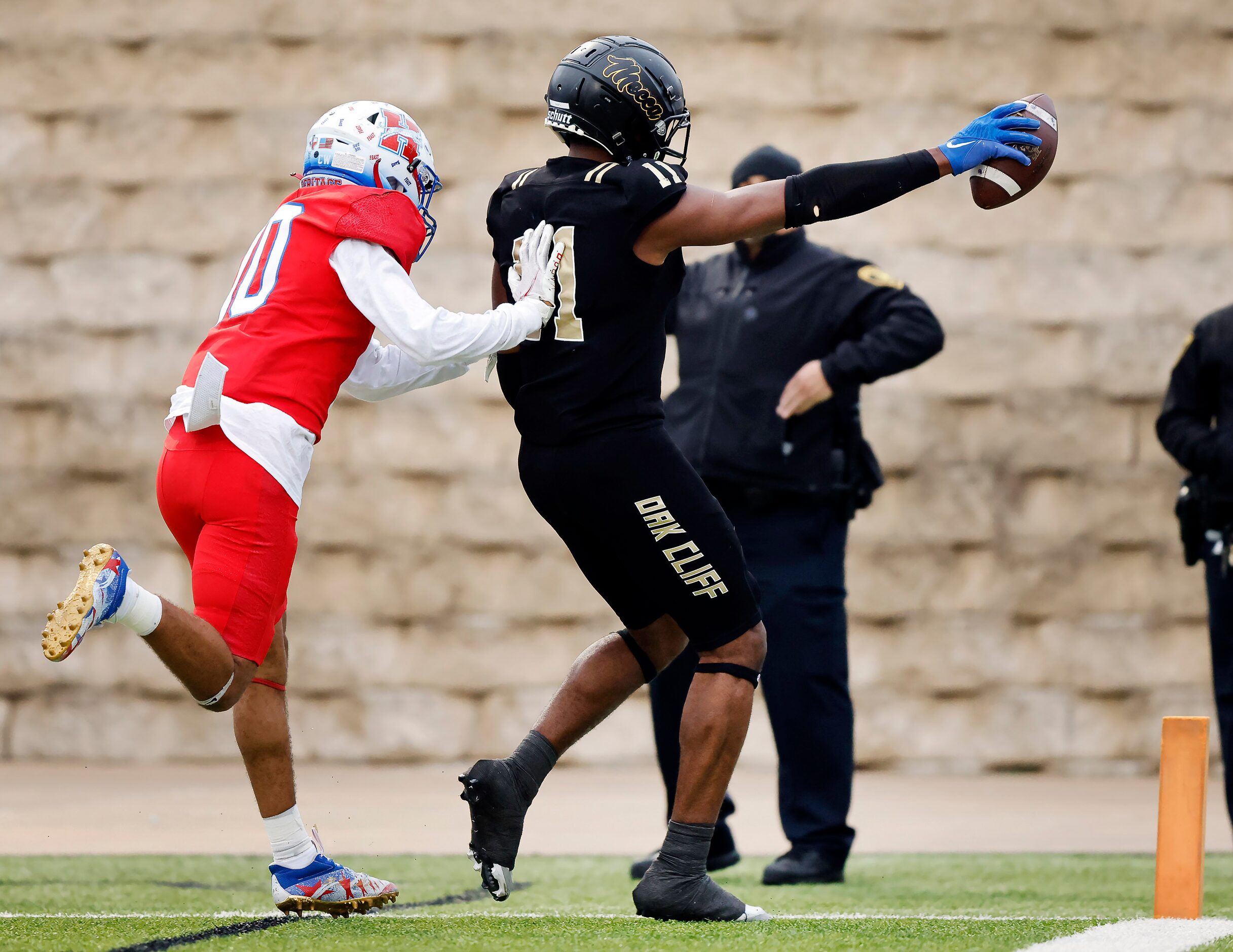 South Oak Cliff wide receiver Jamyri Cauley (11) tip-toes in the end zone after making a...