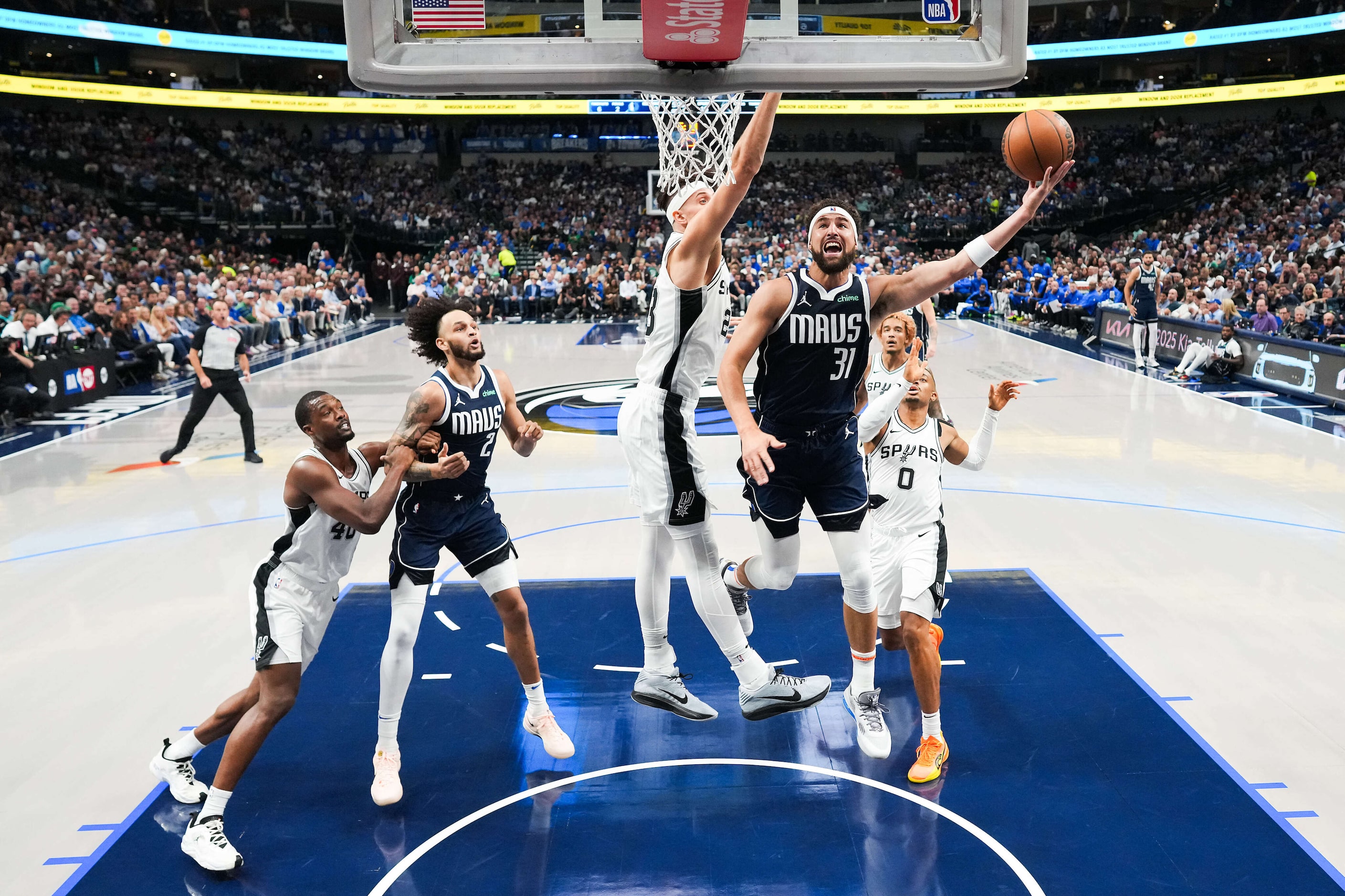 Dallas Mavericks guard Klay Thompson (31) drives to the basket against San Antonio Spurs...