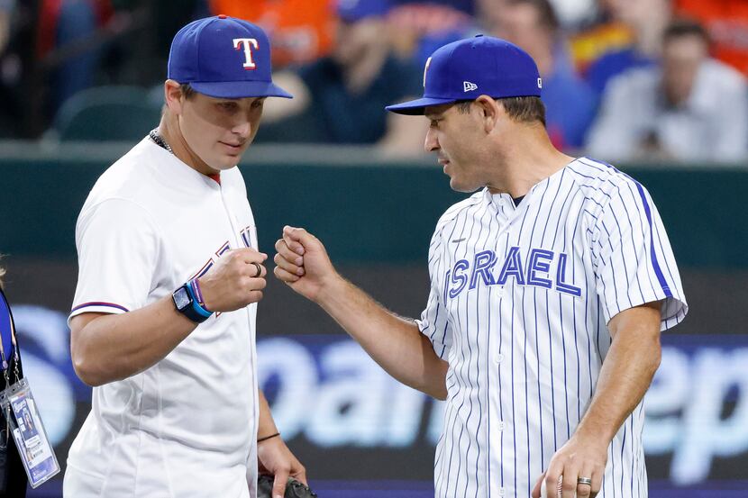 Ex-Rangers star Ian Kinsler wears Israel jersey for ALCS Game 3 first pitch