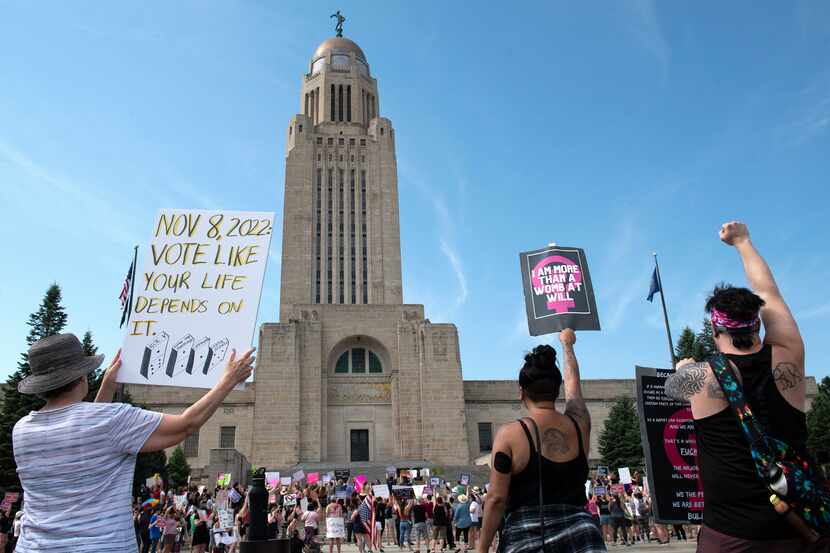Protestas a favor del aborto afuera del Capitolio de Nebraska, el 4 de julio 2022, en...
