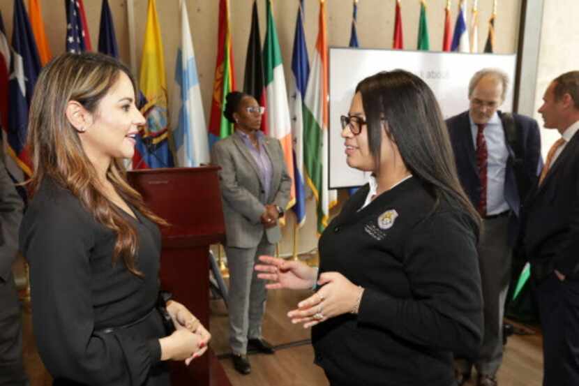 Diana Ayala, izquierda, y Karen Rosales, de 16 años, hablan durante una conferencia de...