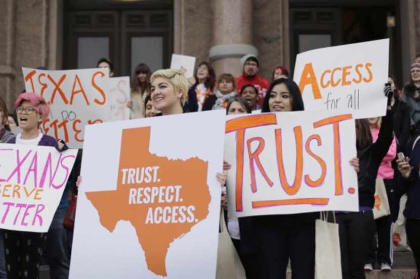 Estudiantes y activistas durante una protesta en Austin contra la ley que prohíbe el aborto...