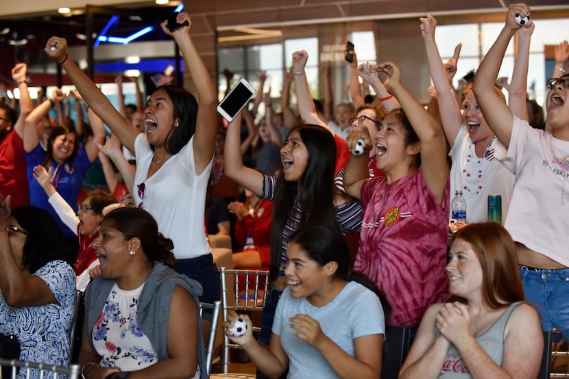 Aaliyah Herrera, 14, izq., Sheyla Posos, 15 y Maria Curiel, 14, de Madera, California, en el...