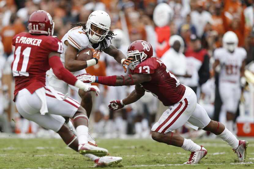 Texas Longhorns wide receiver Marcus Johnson (7) attempts to break a tackle by Oklahoma...