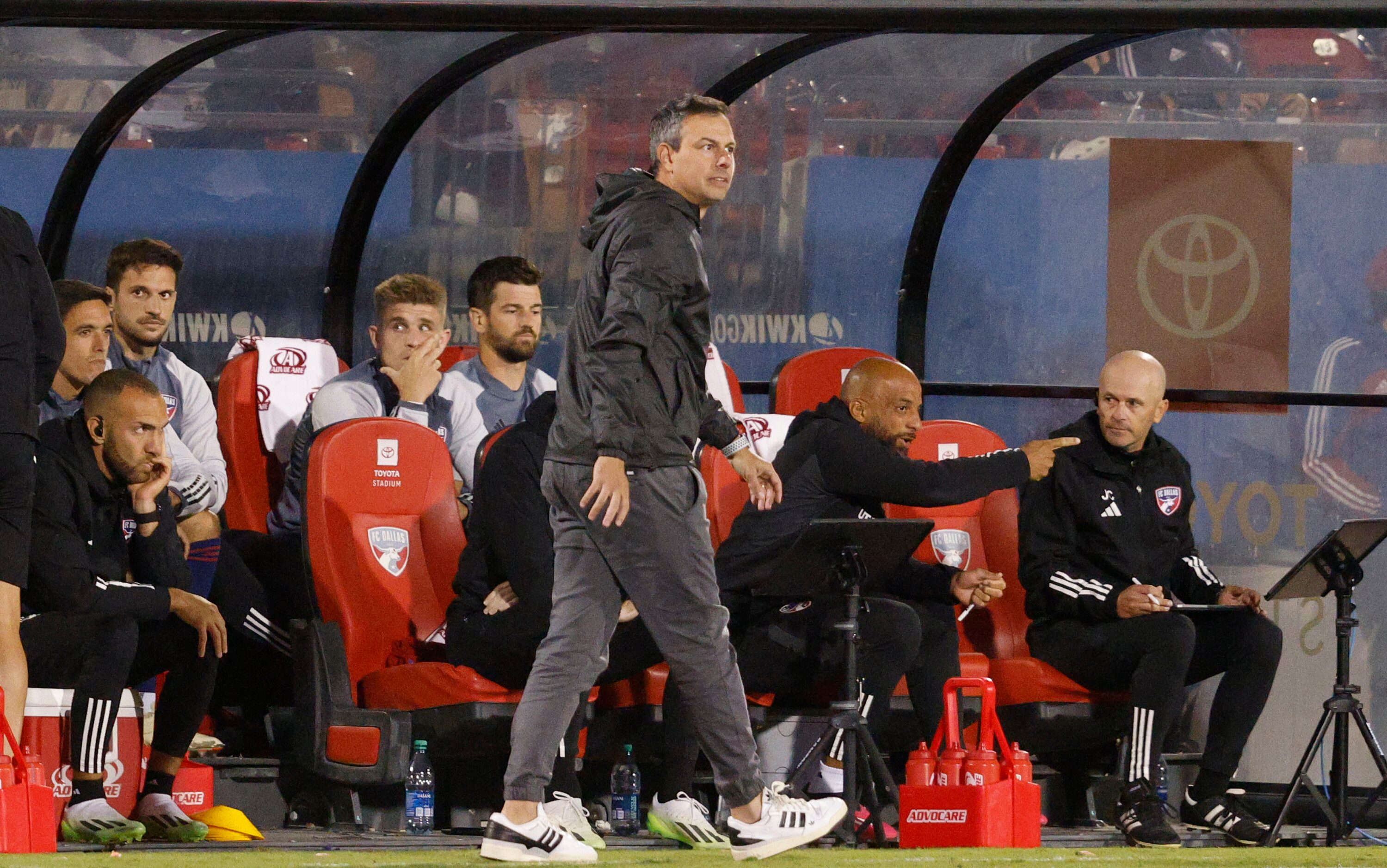 FC Dallas head coach Nico Estévez, center, watches his players during the first half of an...