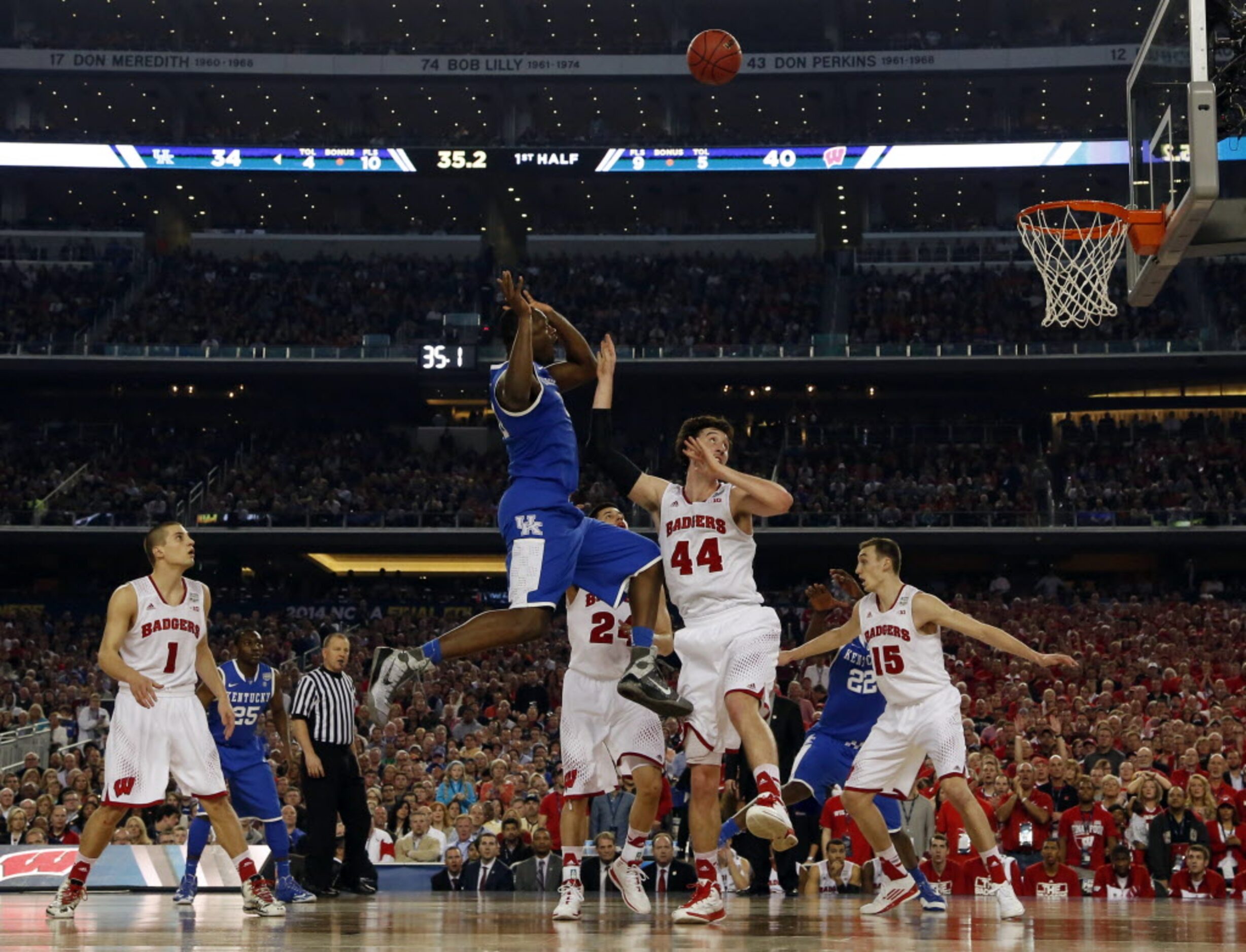 Kentucky Wildcats forward Julius Randle (30) takes a shot in front of Wisconsin Badgers...