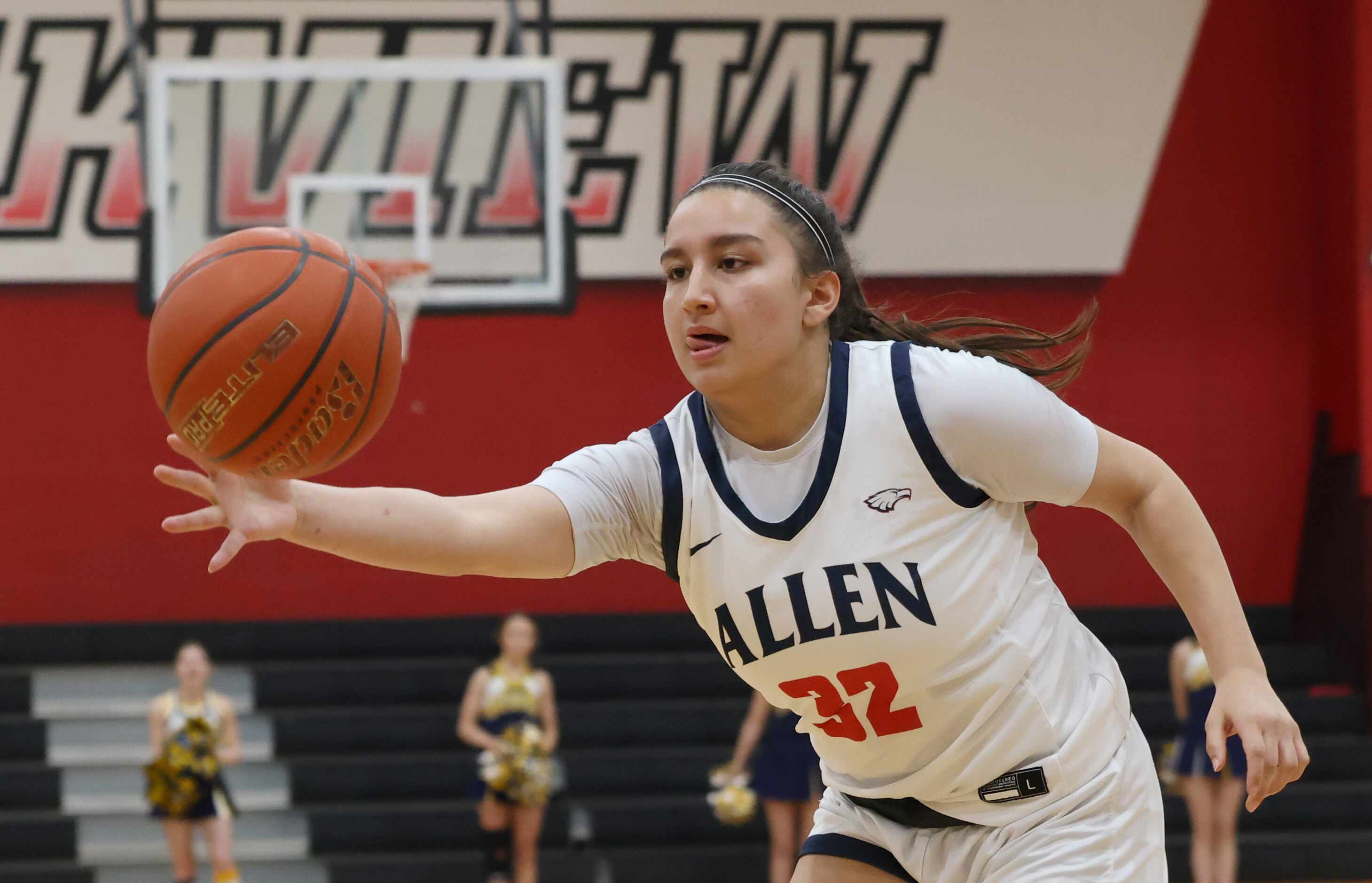 Allen's Audrey Cline (32) reaches to pull in a pass during first quarter action against...