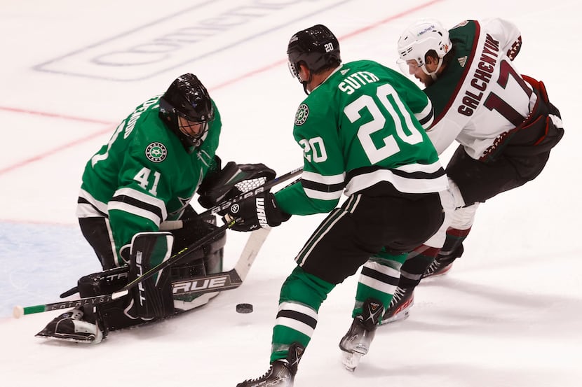 Dallas Stars goaltender Scott Wedgewood (41) stops Arizona Coyotes center Alex Galchenyuk...