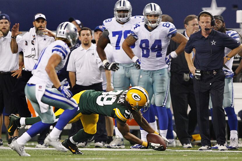 Dallas Cowboys head coach Jason Garrett, right, watches Green Bay Packers cornerback Tramon...