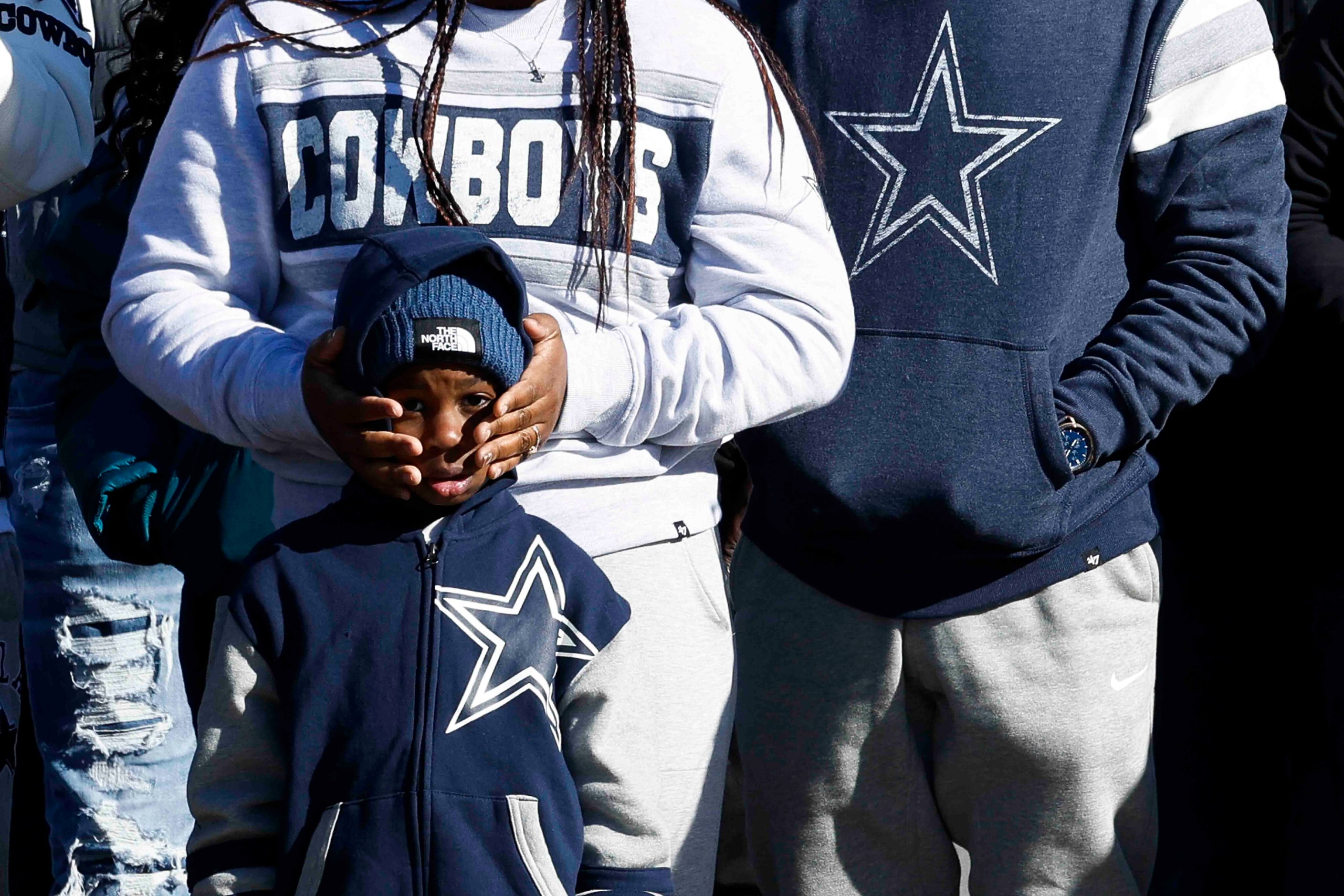 Fans stay warm as they make their way towards AT&T Stadium ahead of a NFL game between...