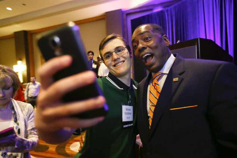Michael Schlottman, uno de los becarios del año pasado, se toma un selfie con el alcalde de...