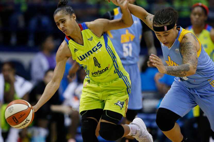 Dallas Wings guard Skylar Diggins-Smith, left, controls the ball against Chicago Sky guard...