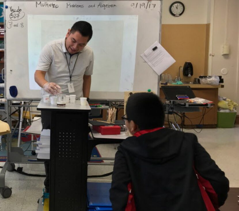 Luis Juárez en su clase de quinto grado en la primaria Lipscomb. SMILEY POOL/DMN