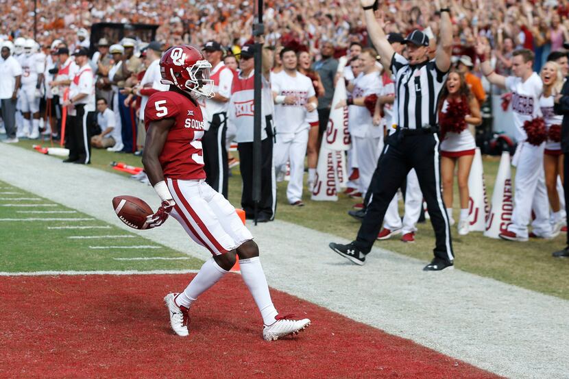 Oklahoma Sooners wide receiver Marquise Brown (5) scores a touchdown in a game against the...