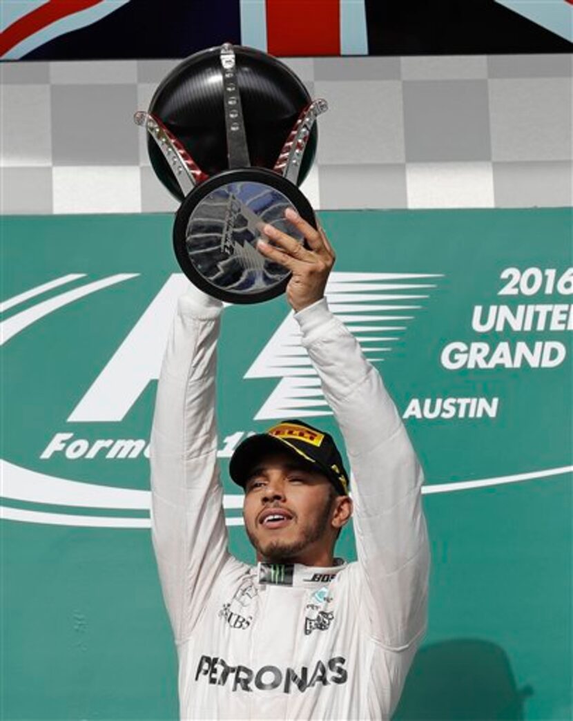 El piloto brintánico Lewis Hamilton, de Mercedes, festeja luego de ganar el Gran Premio de...