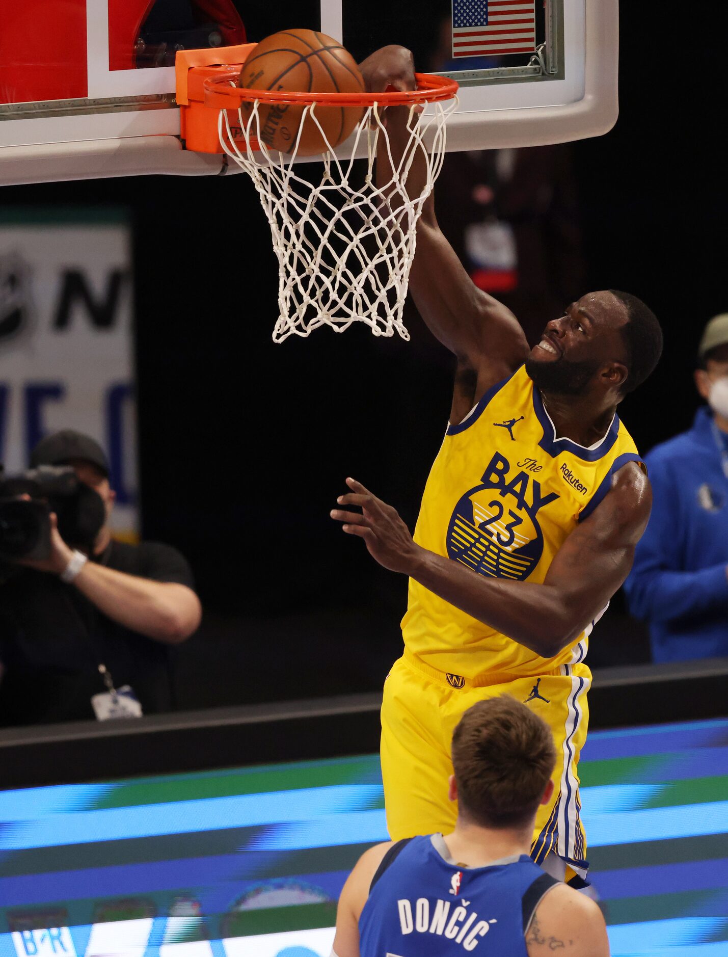 Golden State Warriors forward Draymond Green (23) dunks in front of Dallas Mavericks guard...