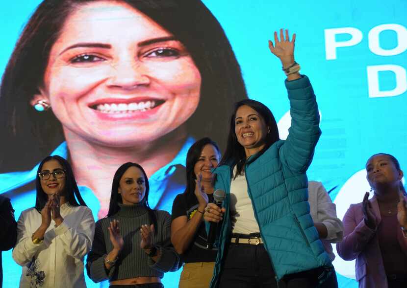 La candidata Luisa González saluda a sus seguidores tras reconocer la derrota en la carrera...