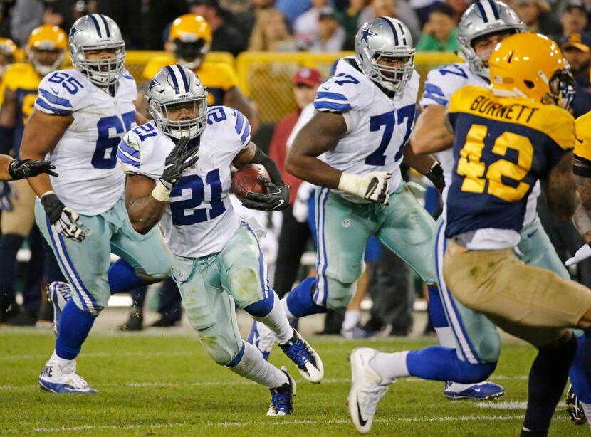 Dallas Cowboys running back Ezekiel Elliott (21) runs for yardage during the Dallas Cowboys...