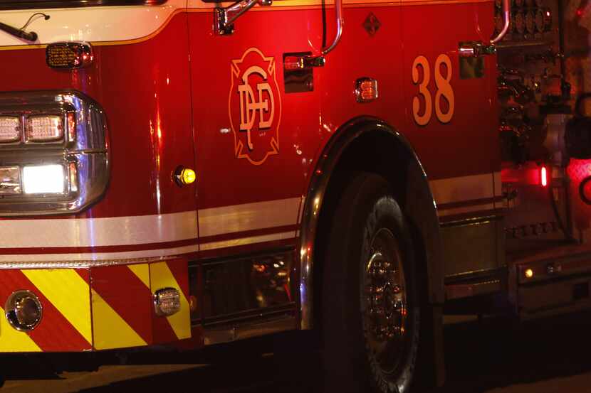 Dallas Fire-Rescue respondió a un incendio en una casa en la cuadra 3800 de Frank Street en...