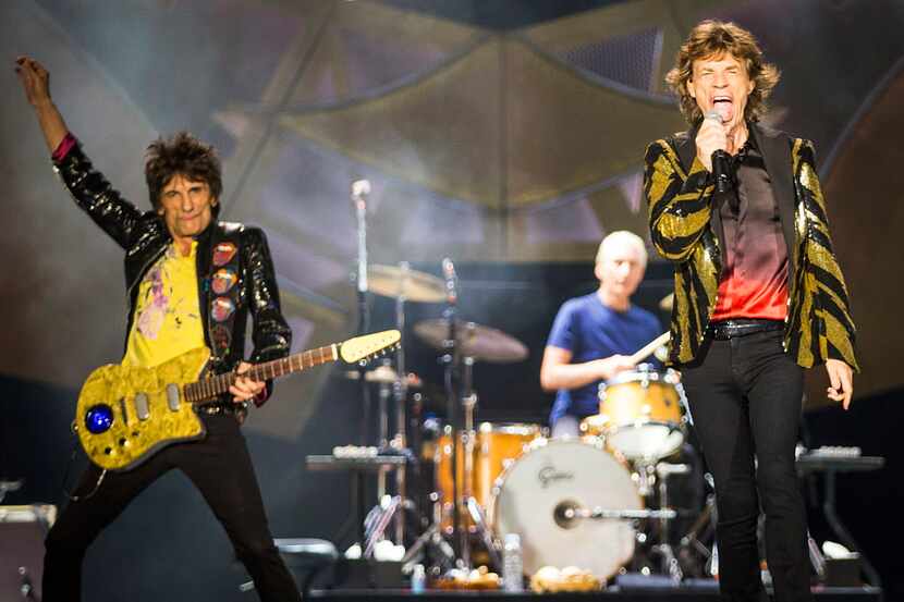 Mick Jagger (der.), Ronnie Wood (izq) y Charlie Watts al fondo, en el escenario del AT&T...