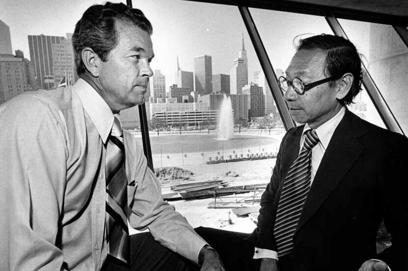 Shot July 6, 1976 - Dallas mayor Robert Folsom (left) - with Dallas City Hall architect I....