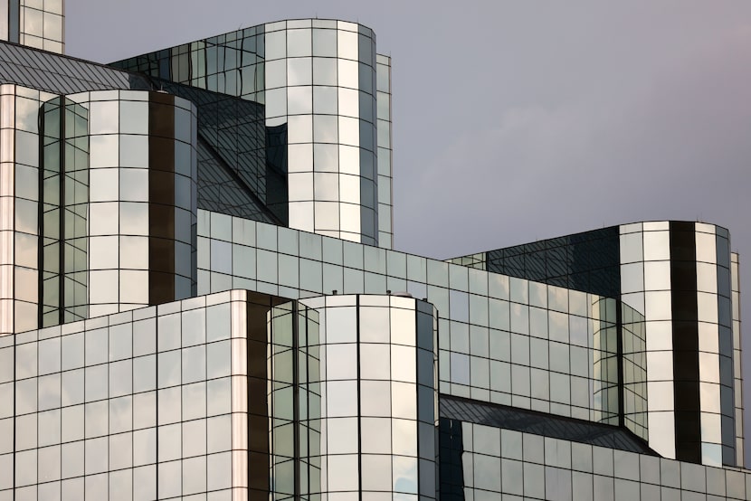 The reflective, gridded facade of the Hyatt Regency, designed by Welton Becket, 1978. 