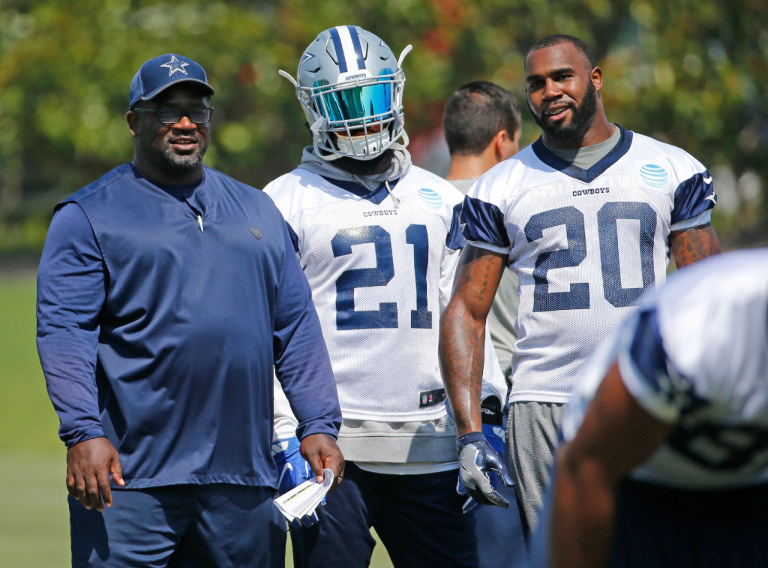 Cowboys RB Ezekiel Elliott surprises South Oak Cliff football with new  equipment