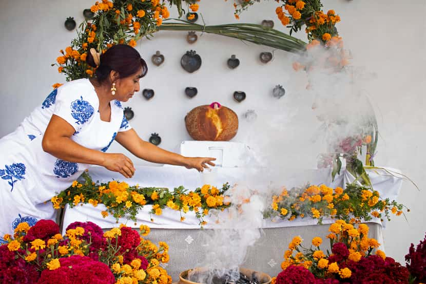 Ana Martínez prepara un altar del Día de Muertos en la terraza de su casa en Santa María...