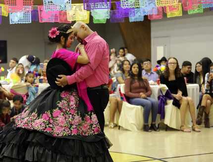 Maya Álvarez baila con su padre César Álvarez durante su quinceañera en Pleasant Grove en...