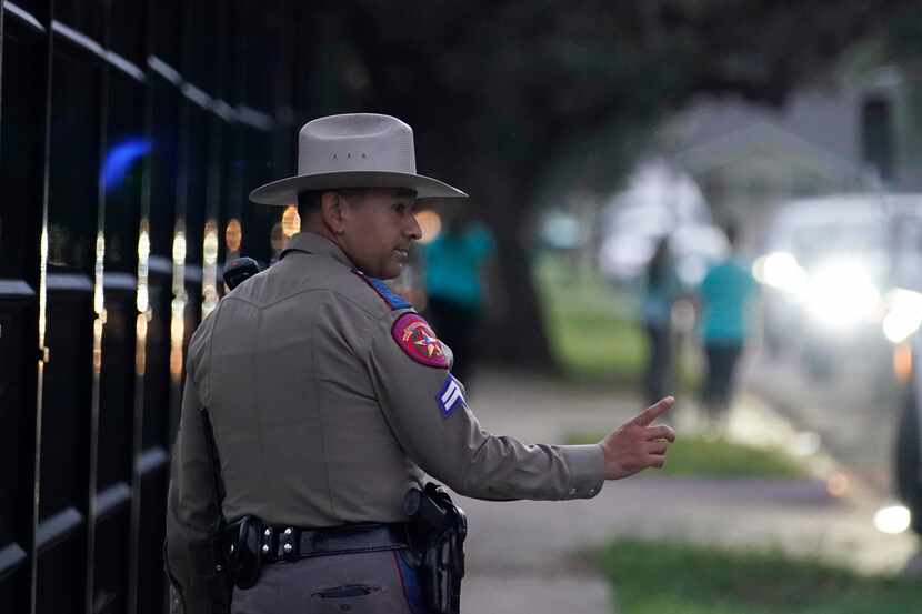 Un oficial de Texas State Trooper vigila las cercanías de la primaria Robb en Uvalde, el 6...