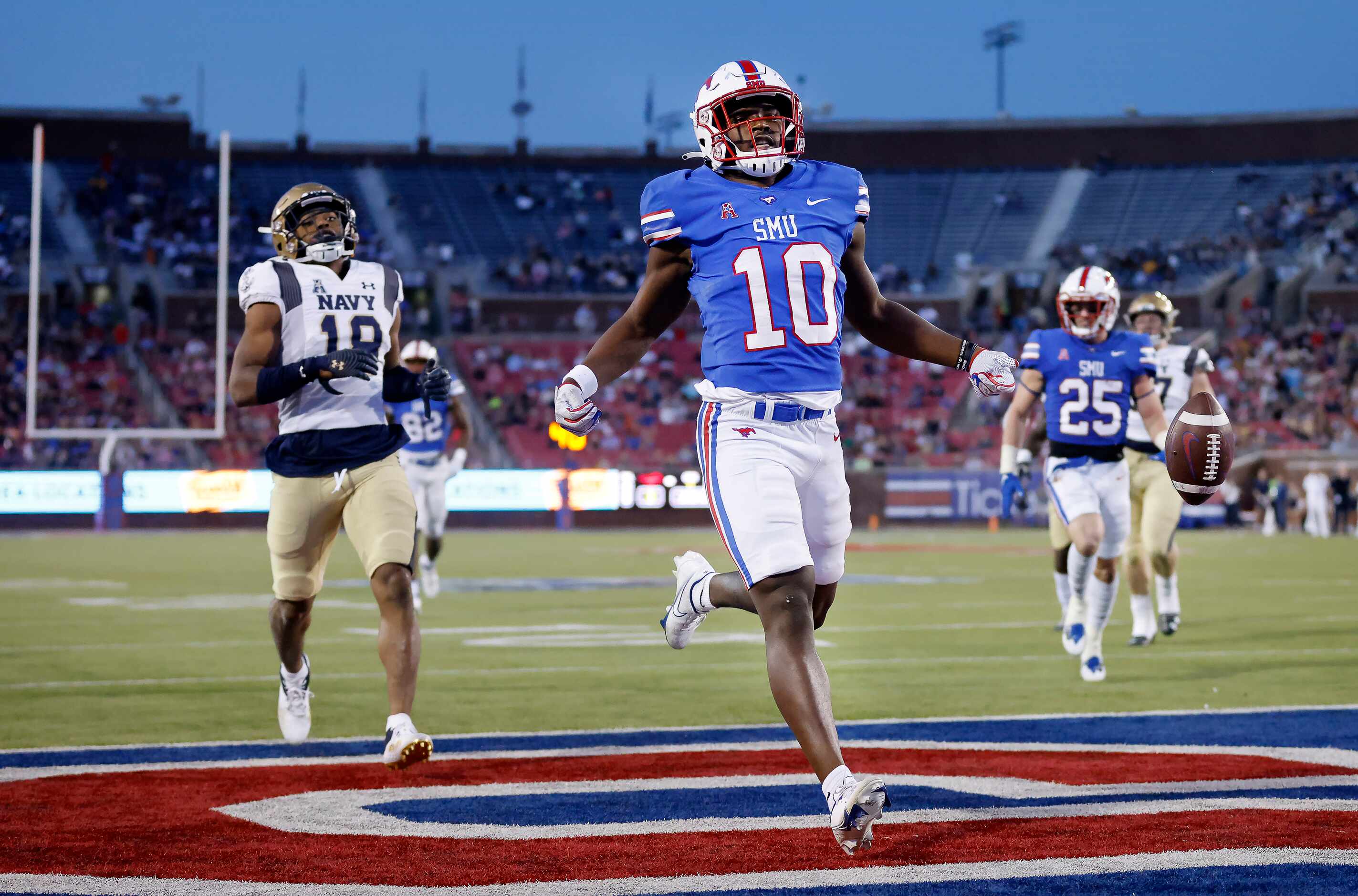 Southern Methodist Mustangs wide receiver Dylan Goffney (10) scores a first quarter...