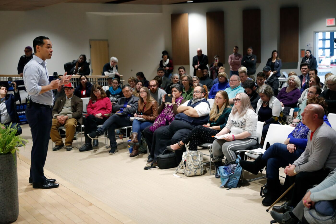 Iowans listened to Julián Castro, the former San Antonio mayor and U.S. housing secretary...