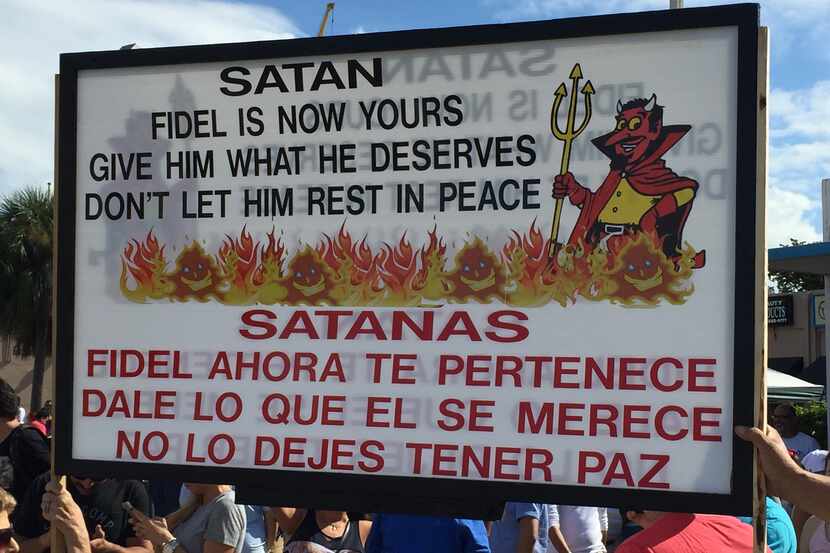 Esta pancarta fue desplegada el sábado en la Calle Ocho de Miami, donde cientos de cubanos...