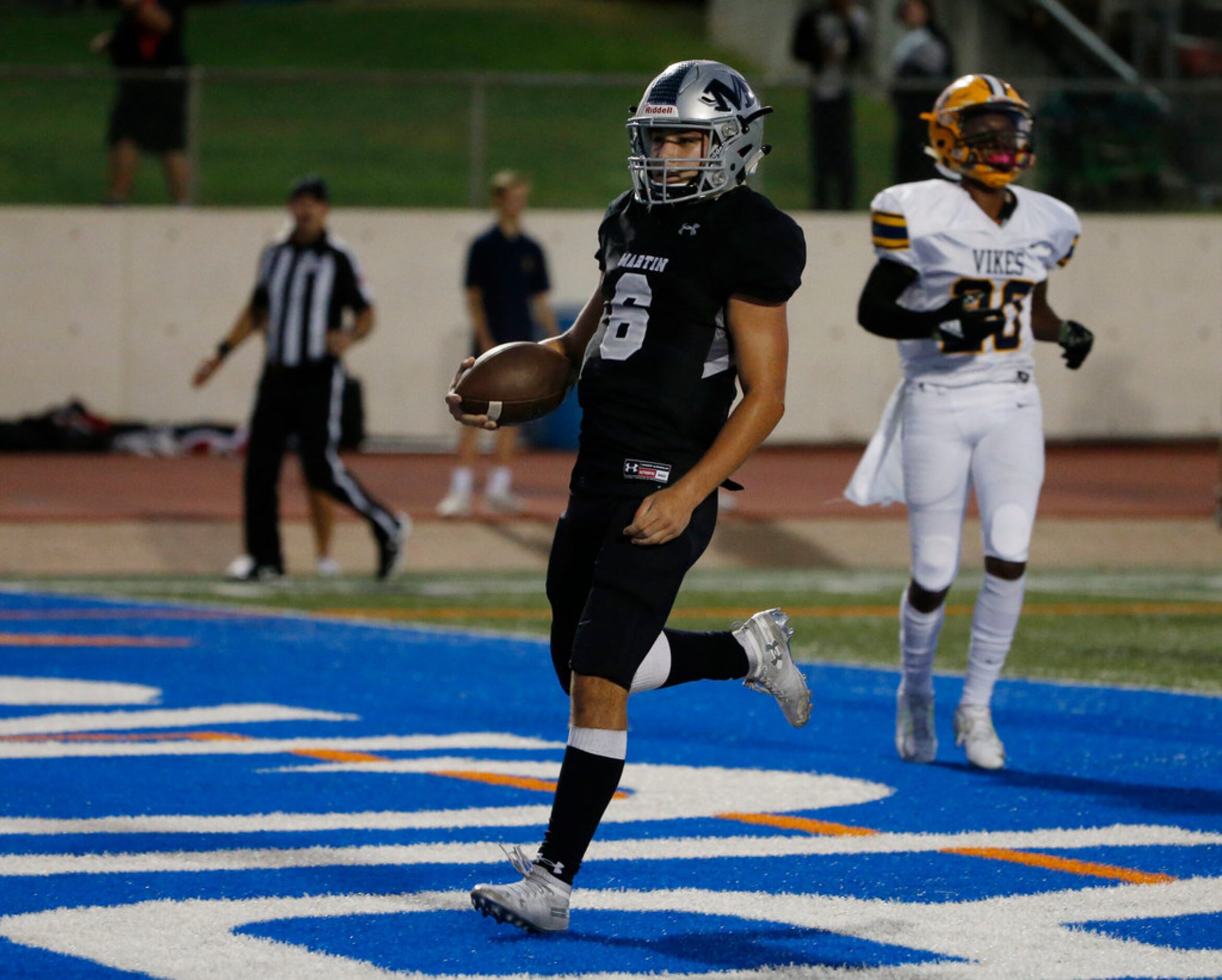 Arlington Martin's Zach Mundell (6) scores his first rushing touchdown in front of Arlington...