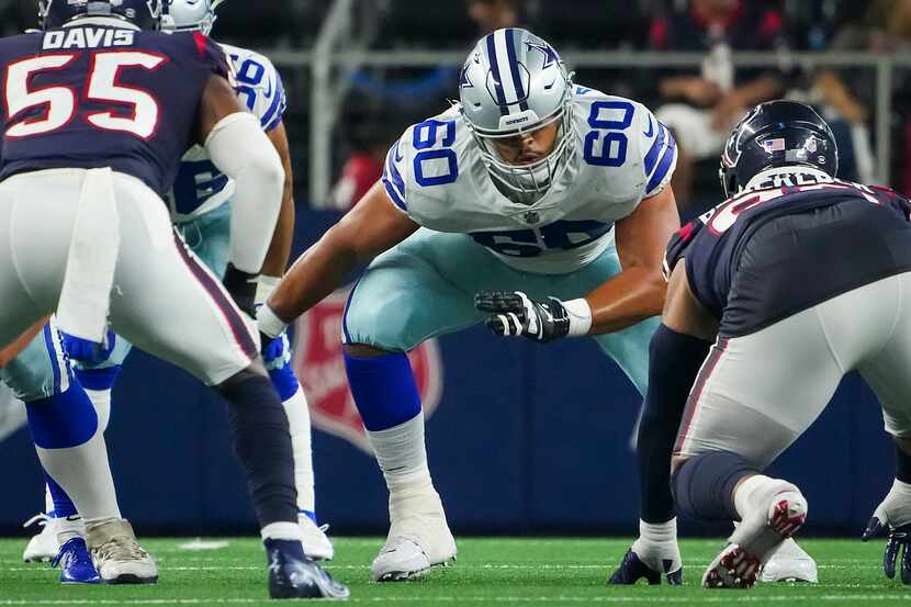 El tackle ofensivo de los Cowboys de Dallas, Isaac Alarcón (60) participa en el juego de...