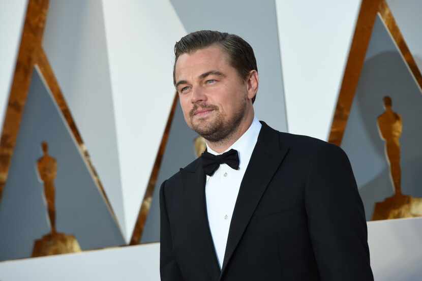 El actor Leonardo DiCaprio llega a la alfombra roja de la 88va edición de los Oscar, el 28...