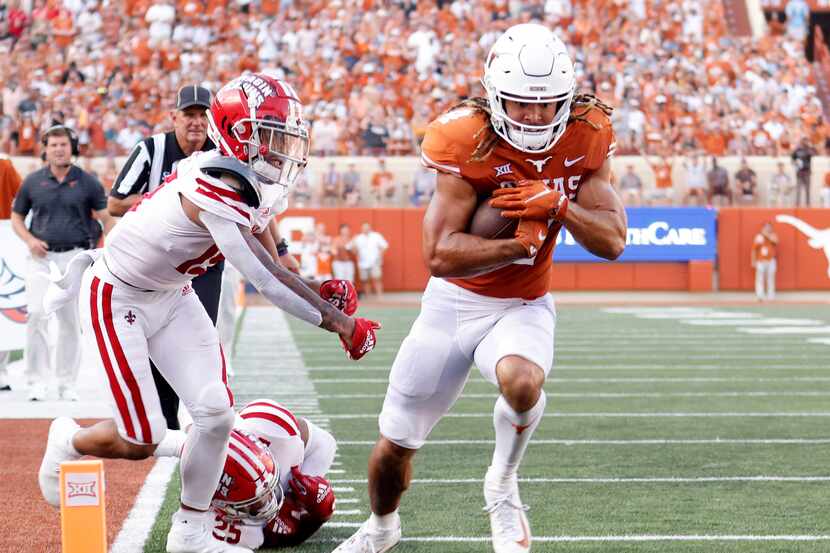 Texas Longhorns wide receiver Jordan Whittington (4) breaks a tackle by Louisiana-Lafayette...