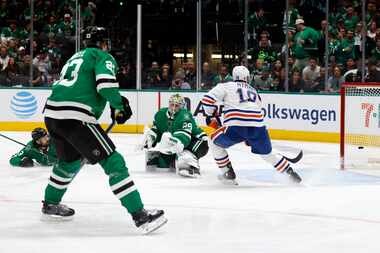 Dallas Stars goaltender Jake Oettinger (29) fails to stop a shot from Edmonton Oilers center...