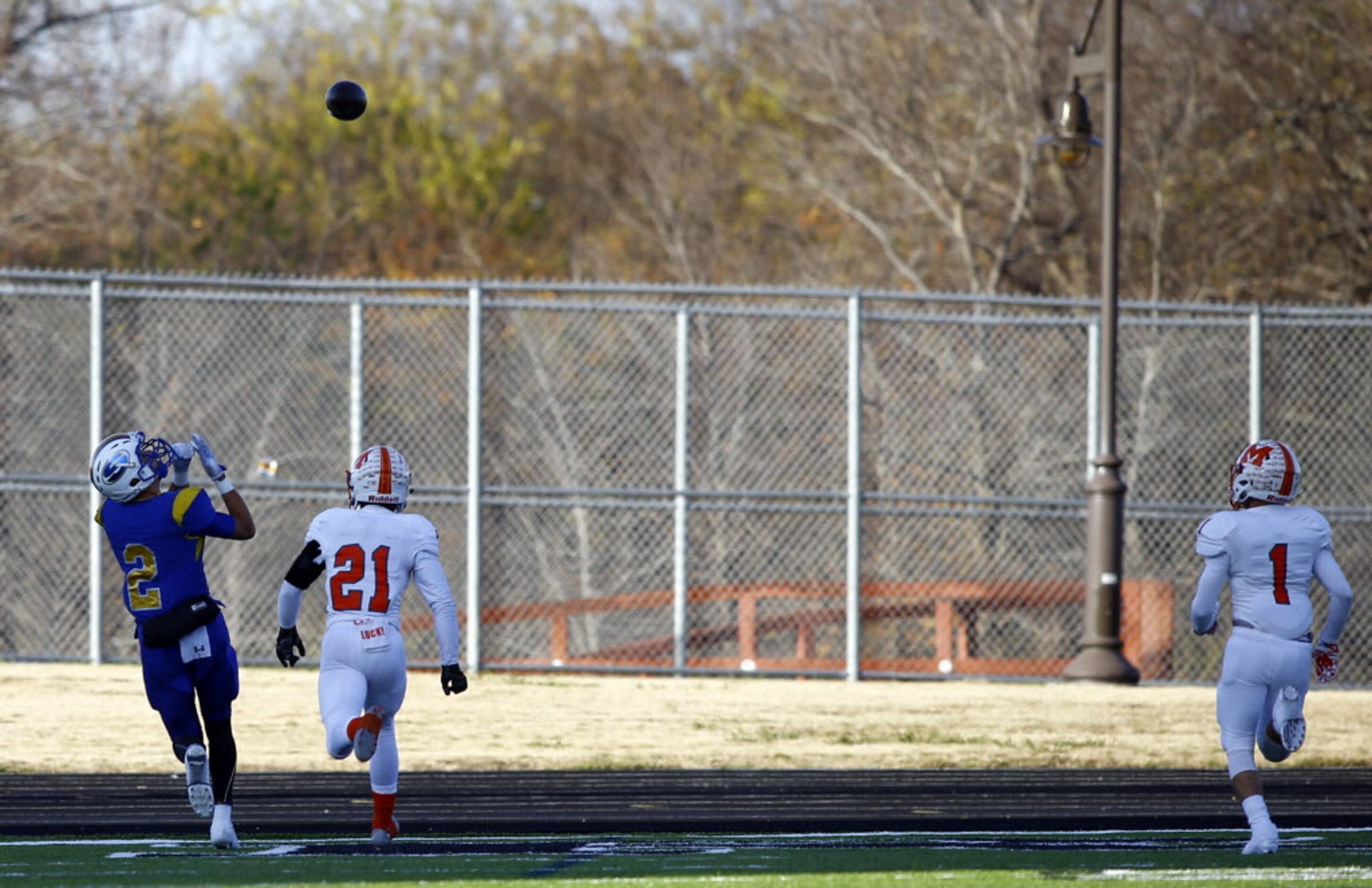 TXHSFB Sunnyvale's Lawson Ayo (2) beats Mineola's Curtis London (21) for a touchdown as...