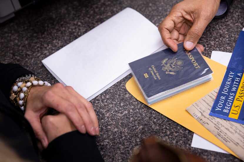 Amy Kirkland (izq.) de McKinney recibe su pasaporte antes de un viaje a Canadá en Passport...