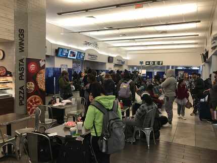 La sala de espera de la estación de camiones Greyhound en el centro de Dallas se ve llena el...