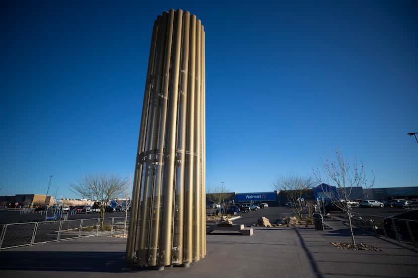 Fotografía del monumento conmemorativo en forma de vela gigante en honor de las víctimas de...