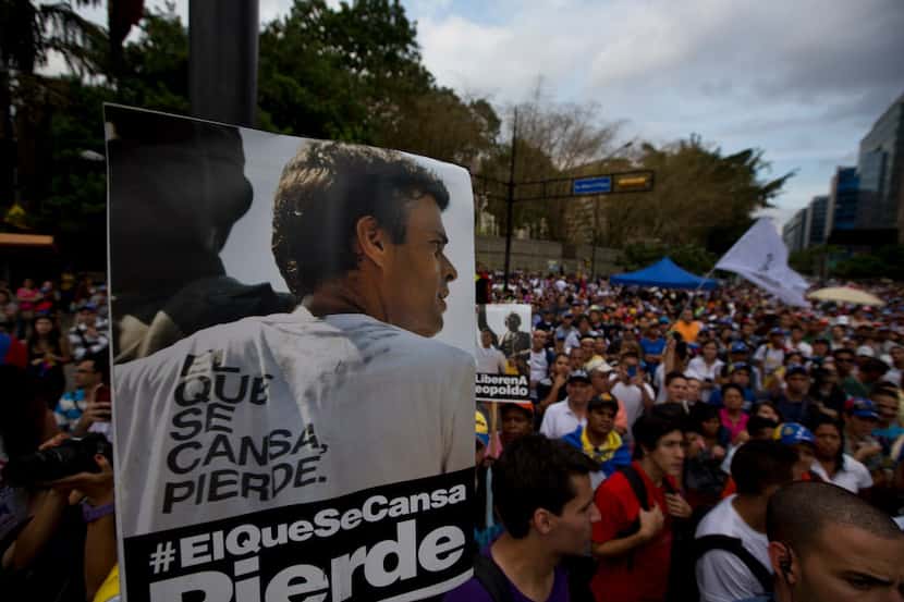 Un poster con la imagen del líder opositor de Venezuela Leopoldo Lopez. / AP
