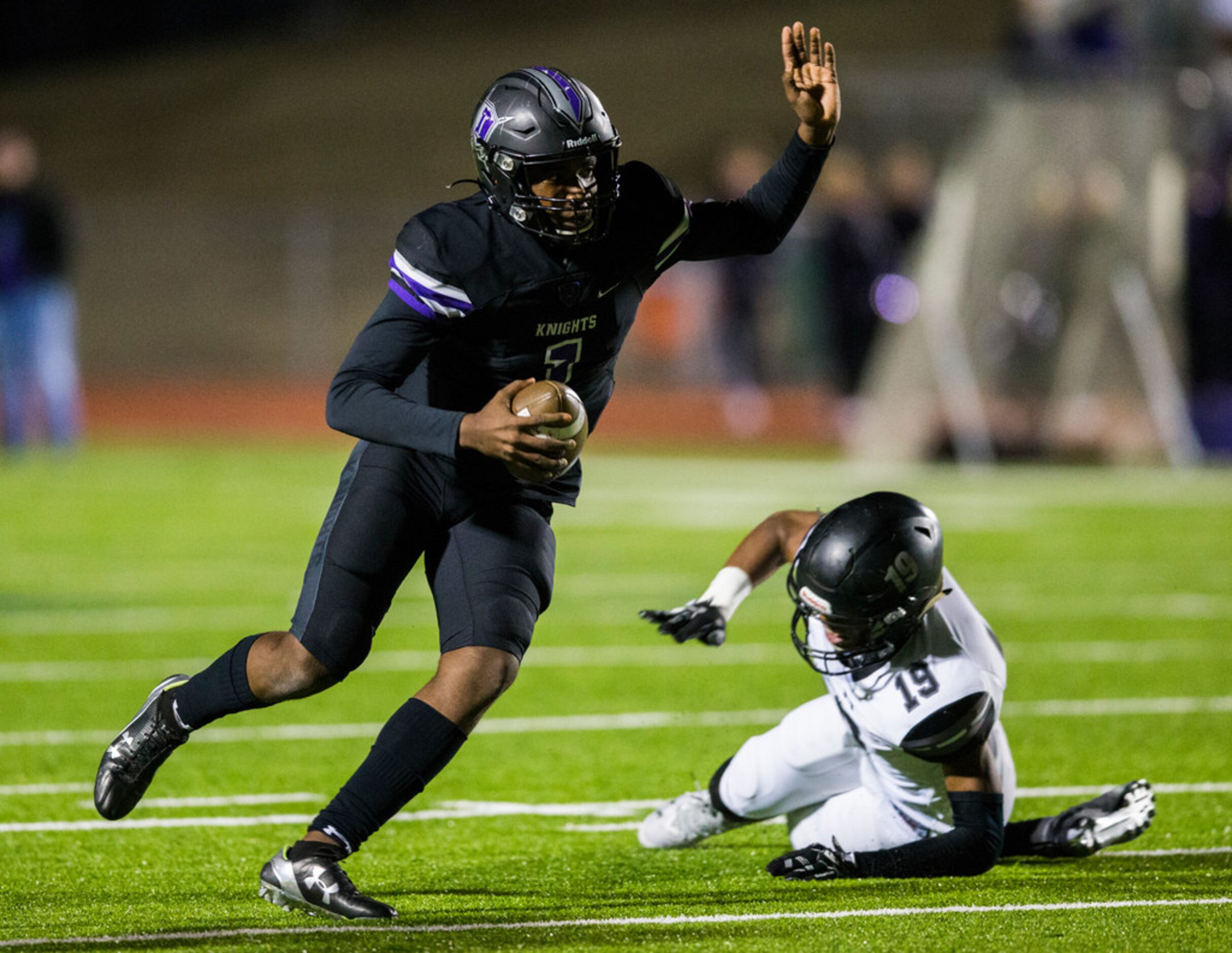 Frisco Independence quarterback Braylon Braxton (1) runs the ball past Mansfield Timberview...