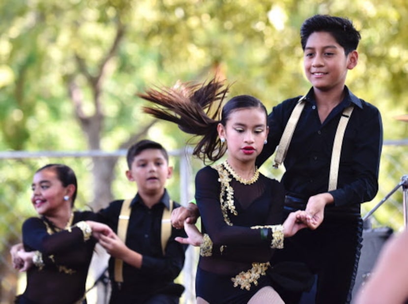 Bailarines de Alianza Rumbera también participaron de Texas Latino Pride.