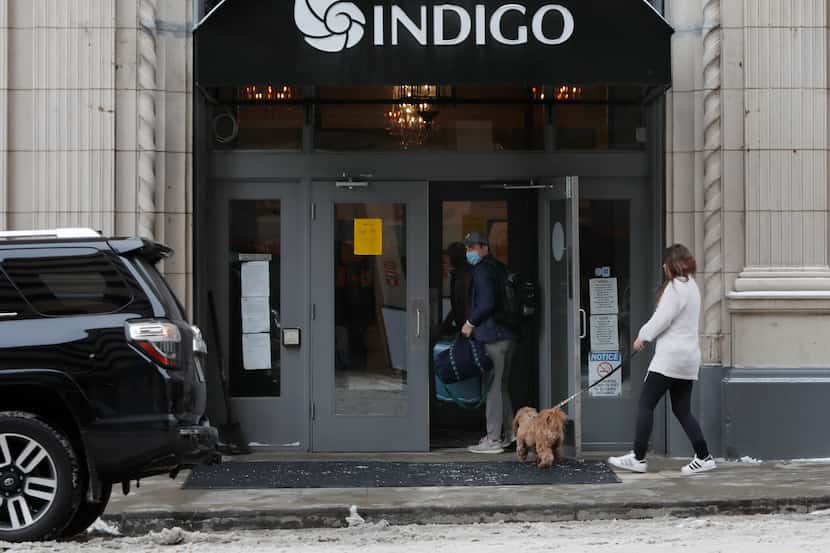 Reid Frye sostiene la puerta a su esposa Taylor y su perro Harlow en el Hotel Indigo en el...