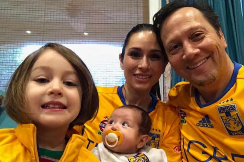 Rob Schneider y su familia con las playeras de los Tigres mirando la final del Apertura...