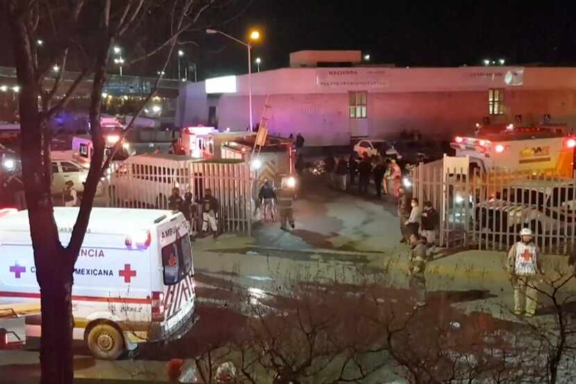 Esta imagen extraída de un video muestra ambulancias y equipos de emergencias ante un centro...