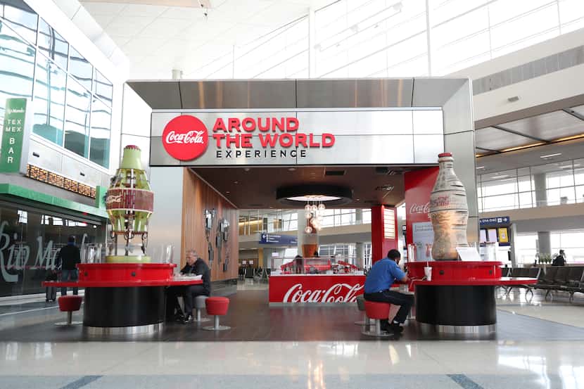 Coca-Cola Around the World Experience ocupa un espacio en la terminal D del DFW...